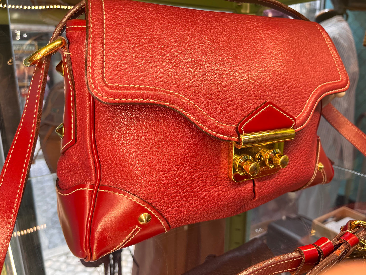 Bolsa Louis Vuitton Suhali L’Essentiel